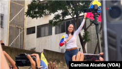 La líder opositora María Corina Machado llega a uno de los puntos de concentración en Caracas, Venezuela.