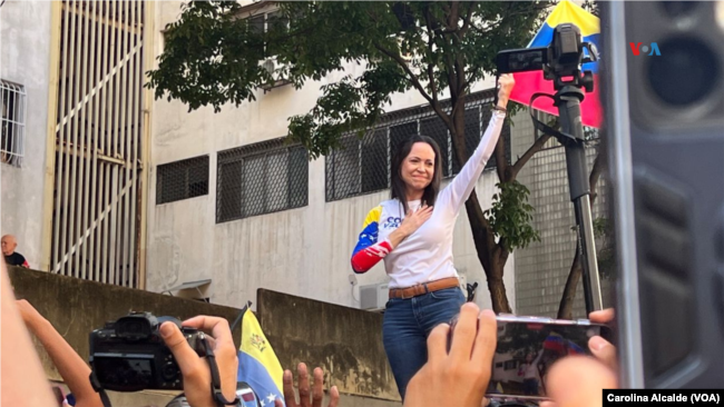 La líder opositora María Corina Machado llega a uno de los puntos de concentración en Caracas, Venezuela.