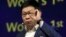 Richard Yu, CEO de consumo de Huawei, muestra un procesador Kirin 990 5G en la feria tecnológica IFA 2019 en Berlín, Alemania, 6-9-19.