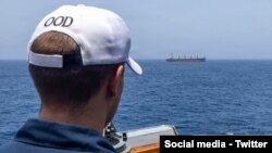 یک افسر آمریکایی در ناوشکن «یو اس اس مایکل مورفی» یک کشتی تجاری را زیر نظر دارد