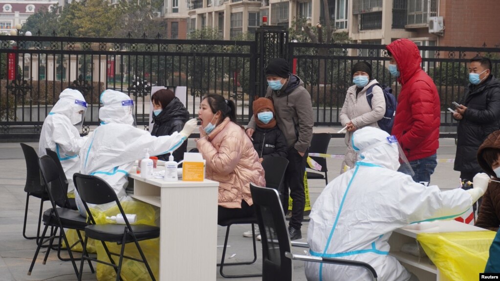 中国河南省郑州市小区居民排队接受新冠病毒核酸检测。（2022年1月4日）(photo:VOA)