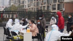 中国河南省郑州市居民排队接受新冠病毒核酸检测。（2022年1月4日）