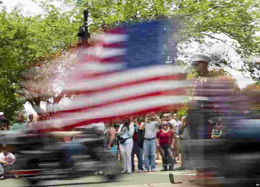 Veteran Marinir, Sersan Purnawirawan Tim Chambers memberikan hormat pada para pengedara sepeda motor dalam acara tahunan reli motor Rolling Thunder &#39;Ride for Freedom&#39; di Washington, 25 Mei 2014.