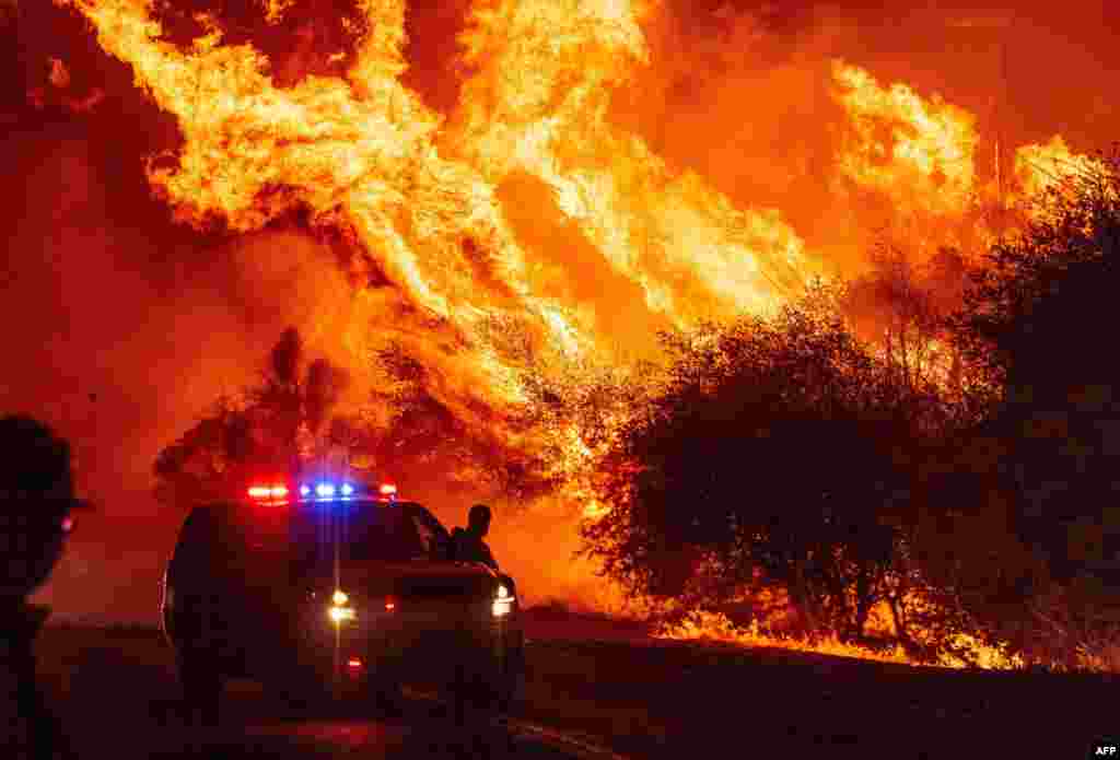 미국 캘리포니아주 오로빌에서 산불로 수백 명의 주민이 대피했다.
