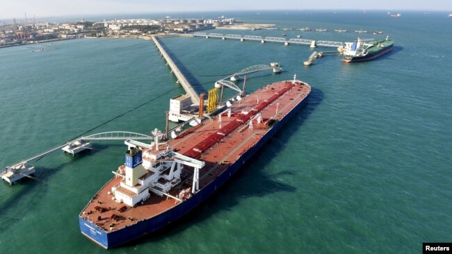 中国青岛的一个原油进口码头 （资料照片）