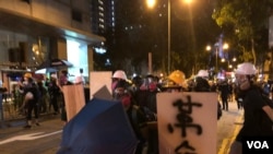 香港特首林郑月娥及中国国务院港澳办发言人杨光都表示，反送中示威者的光复香港，时代革命口号，挑战一国两制。（美国之音/汤惠芸）