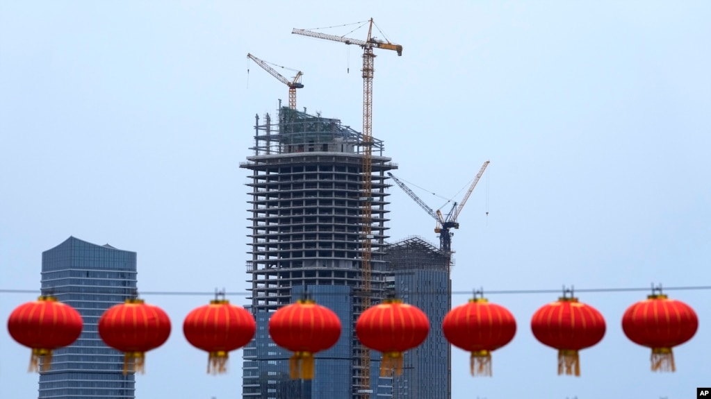 2021年10月4日，周一，北京郊区通州一处正在建设的商业办公楼前挂着大红灯笼。(photo:VOA)