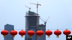 2021年10月4日，週一，北京郊區通州一處正在建設的商業辦公樓前掛著大紅燈籠。