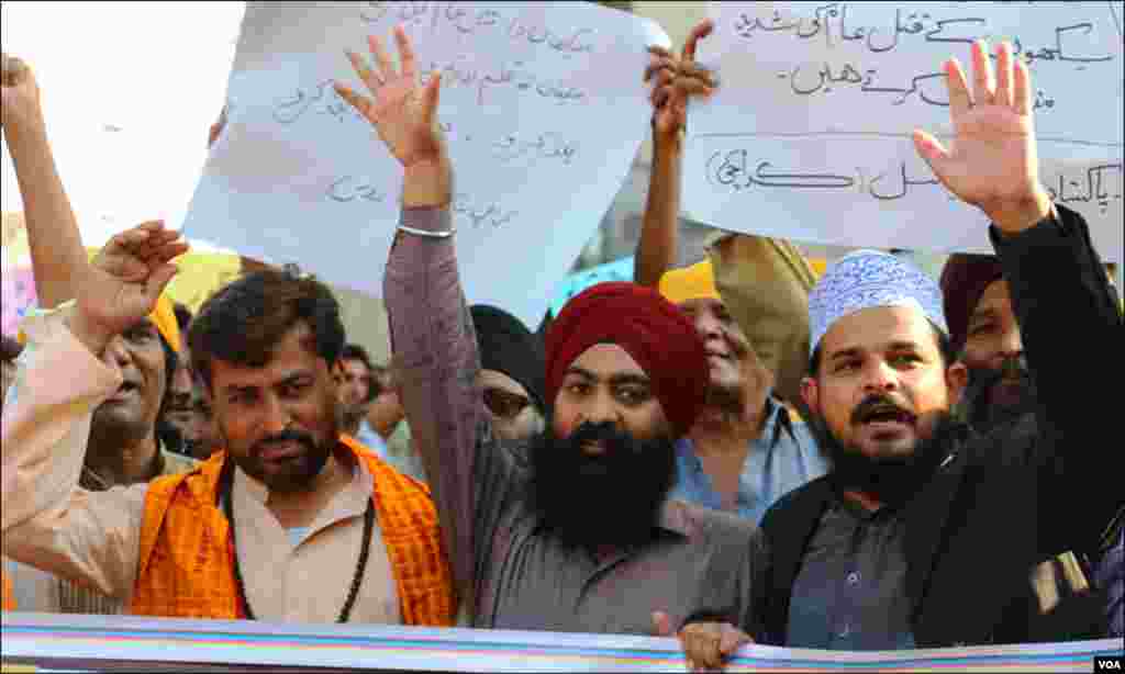 کراچی میں سکھ برادری کے احتجاج میں سکھوں سمیت دیگر مذاہب کے افراد بھی شریک ہوئے