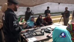 巴基斯坦教师被迫带枪上课
