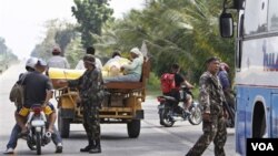 Tentara Filipina melakukan pemeriksaan kendaraan di provinsi Maguindanao (foto: dok.).