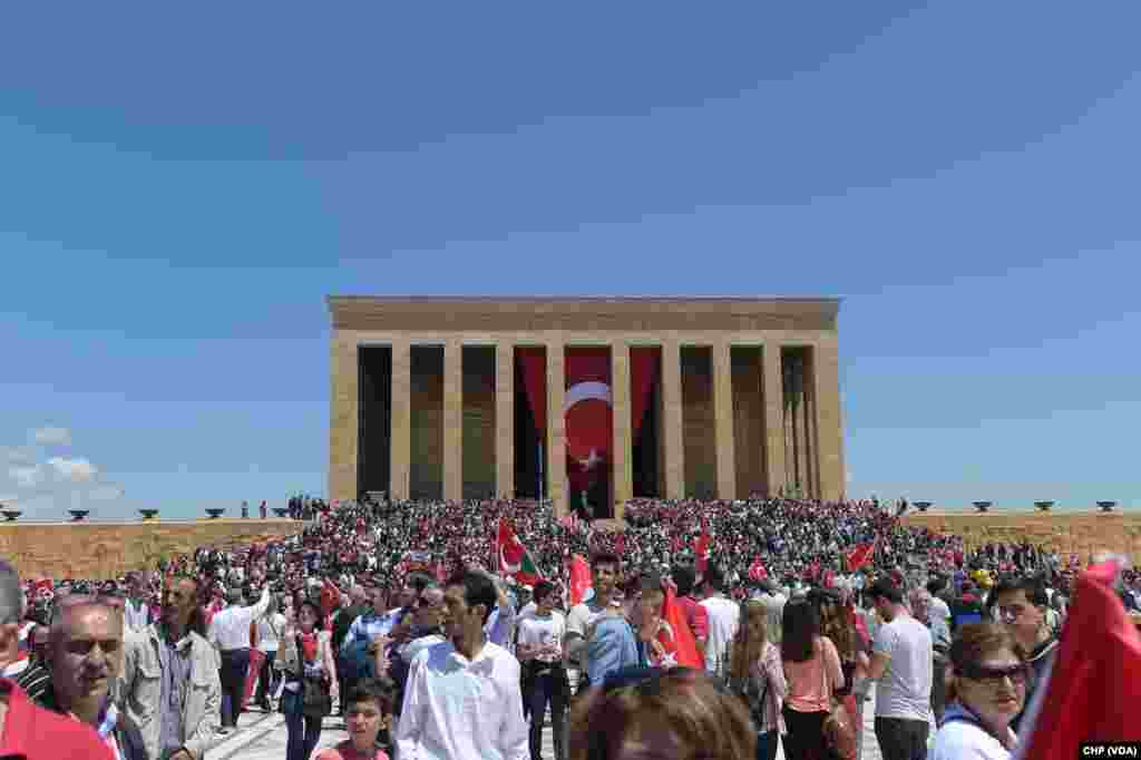 Kemal Kılıçdaroğlu gençlerle Anıtkabir'e yürüdü.