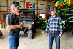 Petani Rick Clifton (kiri) berbicara dengan Bryan Randall, ahli agronomi dari Indigo Agriculture di Orient, Ohio, 5 April 2021. (AP).