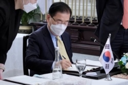 Menteri Luar Negeri Korea Selatan Chung Eui-yong membuat catatan saat bertemu dengan Retno Marsudi di Jakarta, 25 Juni 2021. (Foto: Kemenlu via Reuters)