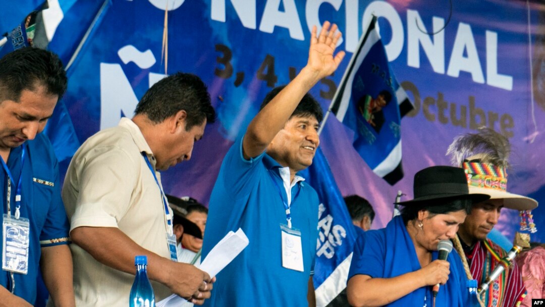 El expresidente boliviano Evo Morales saluda durante un congreso del Movimiento por el Socialismo (MAS) en Lauca Ñ, Bolivia, el 4 de octubre de 2023.