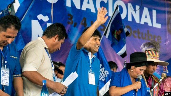 El expresidente boliviano Evo Morales saluda durante un congreso del Movimiento por el Socialismo (MAS) en Lauca Ñ, Bolivia, el 4 de octubre de 2023.