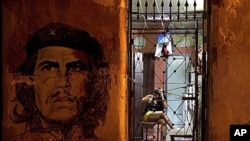 Mural of Cuba's revolutionary leader Ernesto "Che" Guevara adorns the front of a woman's private home in Havana, Oct. 24, 2011.