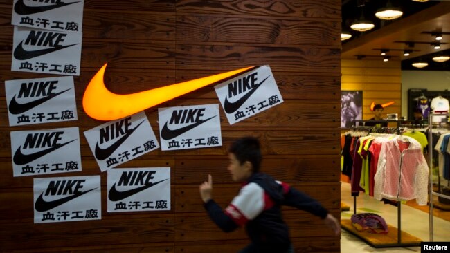 Nike, một công ty của Mỹ, bị Phó Tổng thống Mike Pence cáo buộc rằng họ đã loại các mặt hàng liên quan đến đội bóng rổ nhà nghề Houston Rockets khỏi các cửa hàng của họ ở Trung Quốc trong vụ việc liên quan đến phát ngôn ủng hộ dân chủ ở Hong Kong của một quản lý viên của đội bóng