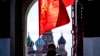 资料照：在莫斯科红场，一名俄罗斯共产党的支持者举着一面苏共的旗帜。（2020年5月1日）