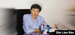 Ông Nguyễn Hữu Vinh, người sáng lập trang anh Ba Sàm, bị cáo buộc 'lợi dụng các quyền tự do dân chủ xâm phạm lợi ích của nhà nước' theo điều 258 bộ luật hình sự.