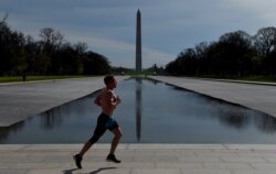 Una persona practica jogging en Washington, D.C., el 27 de marzo de 2020.