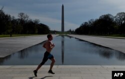 Una persona practica jogging en Washington, D.C., el 27 de marzo de 2020.