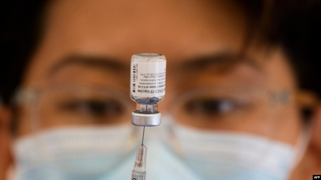 资料照：洛杉矶一名医务工作者在为民众接种辉瑞疫苗做准备。(photo:VOA)