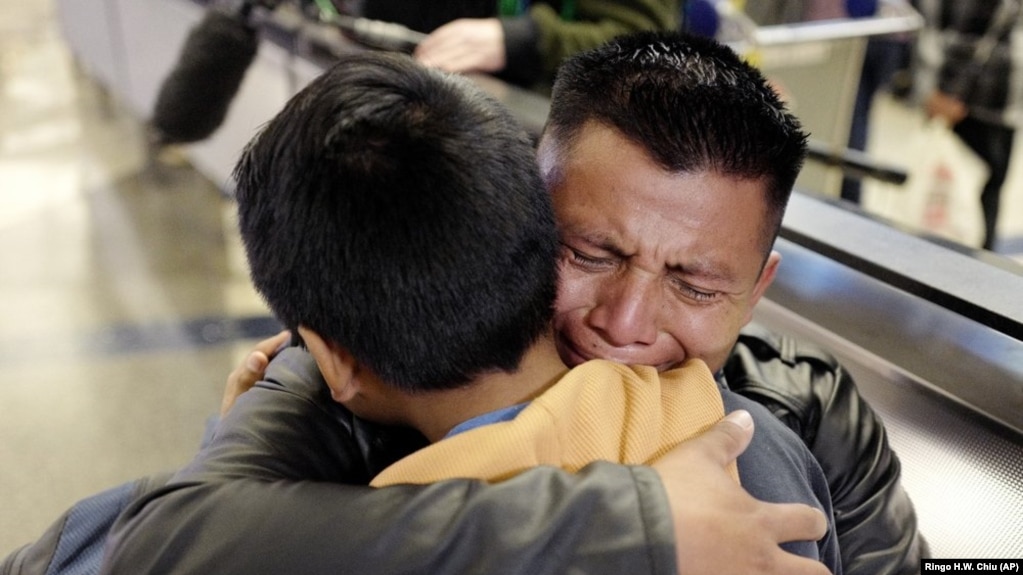  资料照片：在边境被分离的危地马拉移民父子在洛杉矶国际机场团聚（2020年1月22日）(photo:VOA)