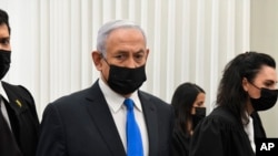 PM Israel Benjamin Netanyahu dalam sidang di pengadilan distrik di Yerusalem, 8 Februari 2021. 