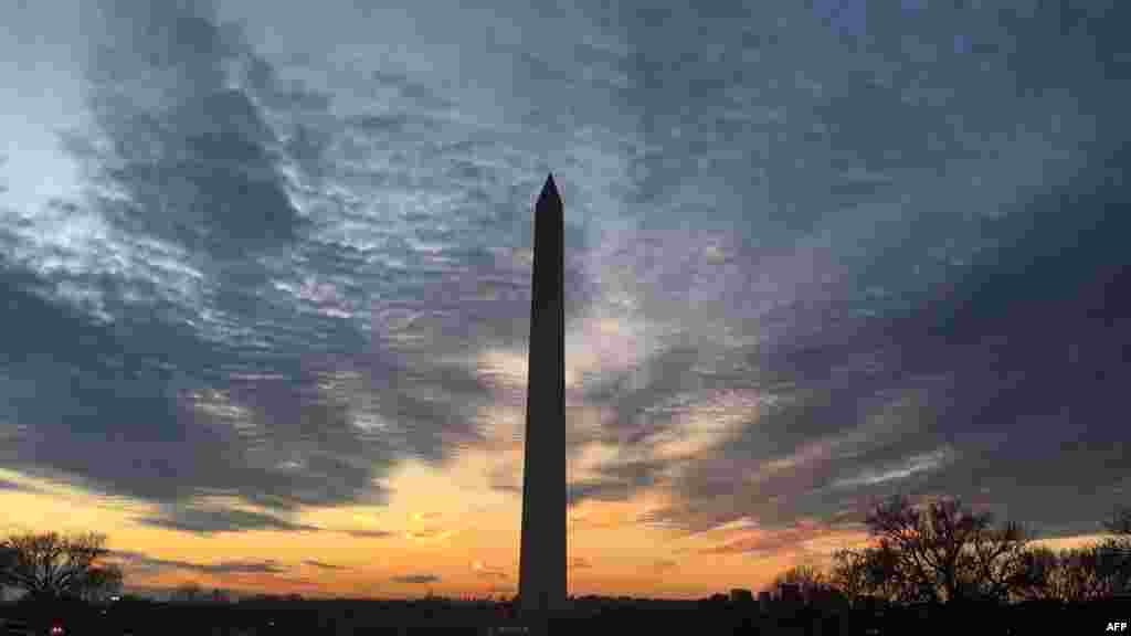 نمایی از غروب آفتاب در پشت بنای یادبود واشنگتن در پایتخت آمریکا