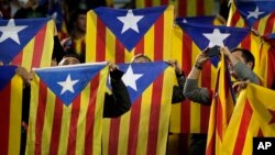 Les supporters de Barcelone défendant l’Independence de la Catalogne, à Barcelone, le 4 novembre 2015. Source : AP