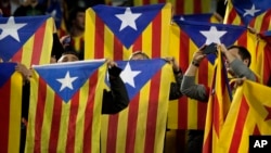 Taageerayaasha Barcelona oo haatinaya calanka xorriyadda ee Catalonia.