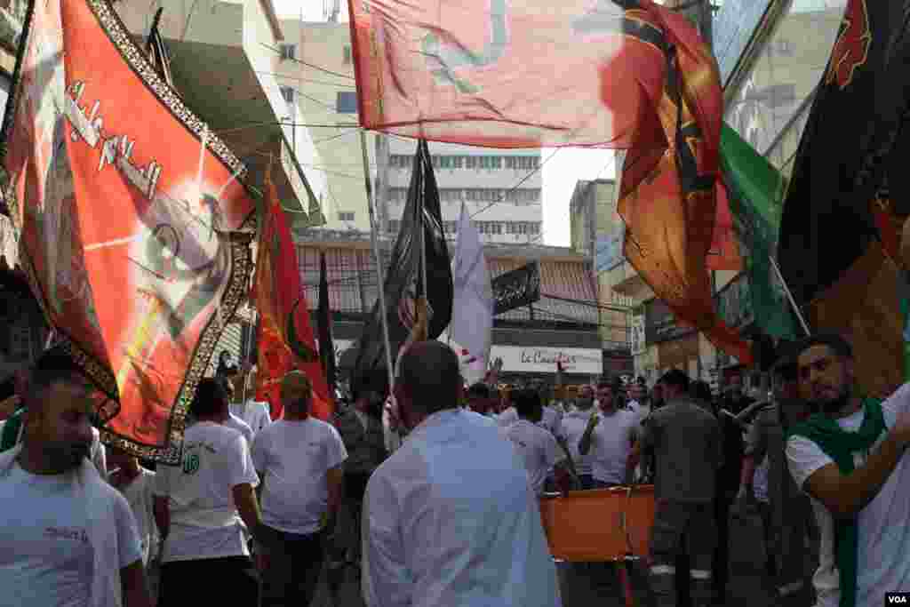 Bendera dan spanduk merupakan bagian penting dalam prosesi-prosesi Ashura. (VOA/J. Owens)