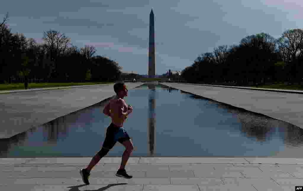 Џогирање во Вашингтон, на сончево време, со задолжителна оддалеченост од другите.