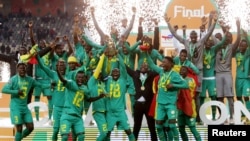 Senegal wakishangilia kombe baada ya kushinda Ubingwa wa Mataifa ya Afrika katika uwanja wa Nelson Mandela, Algiers, Algeria - Februari 4, 2023. REUTERS