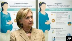 Hillary Clinton recorre el centro médico Borinquen localizado cerca al área de Wynwood en Miami donde se produjo la primera transmisión de zika en territorio estadounidense.