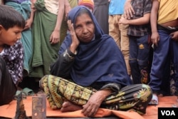 80-year-old Rohingya refugee Amena Khatun recounts the story of losing her 60-year-old son Abu Hair to the fire in the Cox’s Bazar camp, Dec. 24, 2024. (Md. Jamal for VOA)