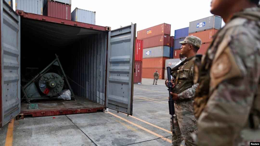 Polisi Panama menjaga kontainer yang berisi senjata yang disita dari kapal berbendera Korea Utara di Pelabuhan Manzanillo, Colon, Panama (17/7).