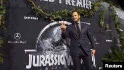 Cast member Chris Pratt poses at the premiere of "Jurassic World" in Hollywood, California, June 9, 2015.