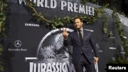 Cast member Chris Pratt poses at the premiere of "Jurassic World" in Hollywood, California, June 9, 2015.