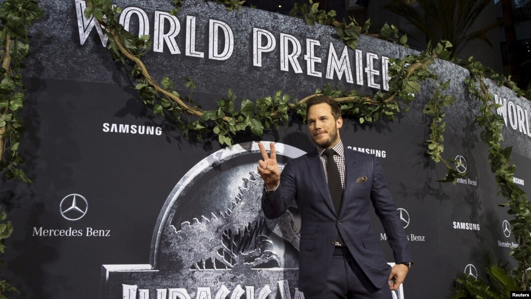 Aktor Chris Pratt berpose pada pemutaran perdana "Jurassic World" di Hollywood, California (9/6).