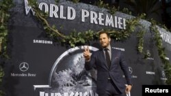 Aktor Chris Pratt berpose pada pemutaran perdana "Jurassic World" di Hollywood, California (9/6).