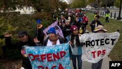 Manifestantes llegan frente a la Corte Suprema de EE.UU. durante la marcha 'Home Is Here', en defensa de los programas DACA y TPS, el 10 de noviembre de 2019 en Washington D.C.