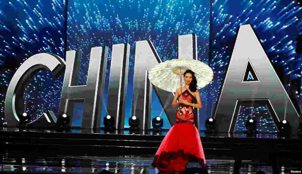 在马尼拉举行的2017年环球小姐大赛中，中国选手李珍颖身穿民族服装（2017年1月26日）。她是中国区比赛冠军