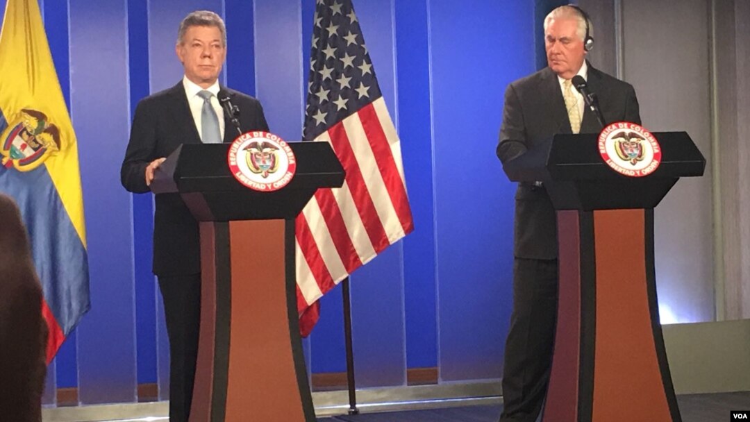 Secretario de Estado de EEUU, Rex Tillerson (der.) y presidente de Colombia Juan Manuel Santos, en rueda de prensa en Bogotá, tras su reunión para hablar de asuntos bilaterales y regionales.