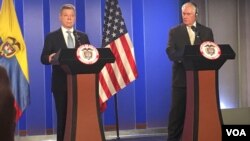 Secretario de Estado de EEUU, Rex Tillerson (der.) y presidente de Colombia Juan Manuel Santos, en rueda de prensa en Bogotá, tras su reunión para hablar de asuntos bilaterales y regionales.