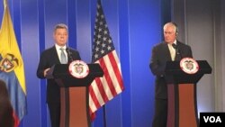 Presiden Kolombia Juan Manuel Santos (kiri) dalamm konferensi pers bersama Menlu AS Rex Tillerson di Bogota, Selasa (6/2).