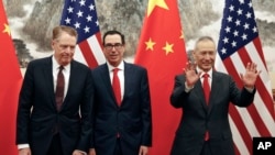FILE - Chinese Vice Premier Liu He (R) gestures as U.S. Treasury Secretary Steven Mnuchin (C) chats with his Trade Representative Robert Lighthizer (L) before their meeting in Beijing, May 1, 2019. 