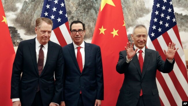 美國財政部長姆努欽(中)與貿易代表萊特希澤(左)在北京會晤前，中國副總理劉鶴(右)與他交談時的手勢。（2019年5月1日）
