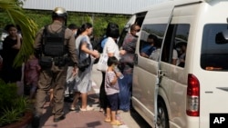 中国家庭教会“深圳改革宗圣道教会”的成员从被羁押的孟腊茫警察局前往芭提雅的一家法庭。（2023年3月31日）